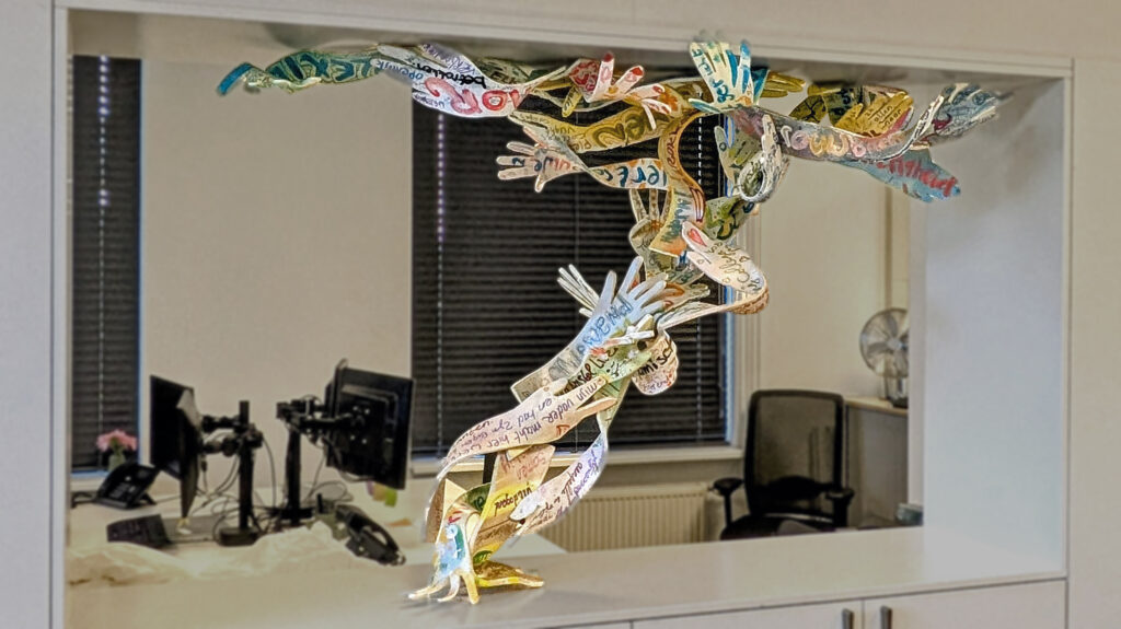 Installatie kunstwerk Nuhands sociaal geëngageerd kunstproject. sociale cohesie Brainport regio 