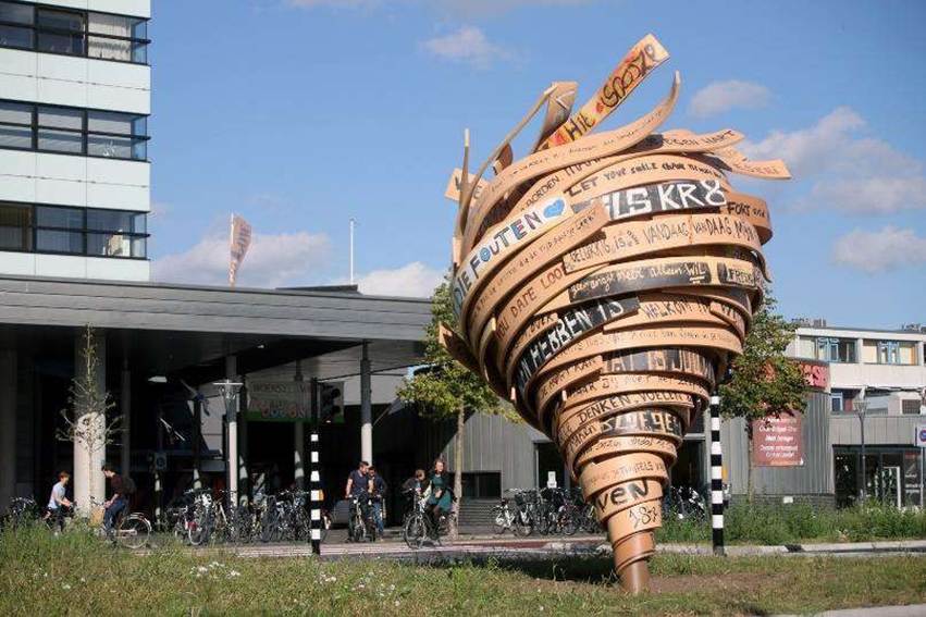 Woensel Supertoll! sculptuur voor de wijk Woensel door Tijs Rooijakkers sociaal geëngageerd kunstproject Eindhoven met teksten van o.a Fresku